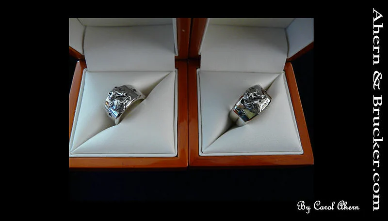 A White Gold Wolf Wedding Set