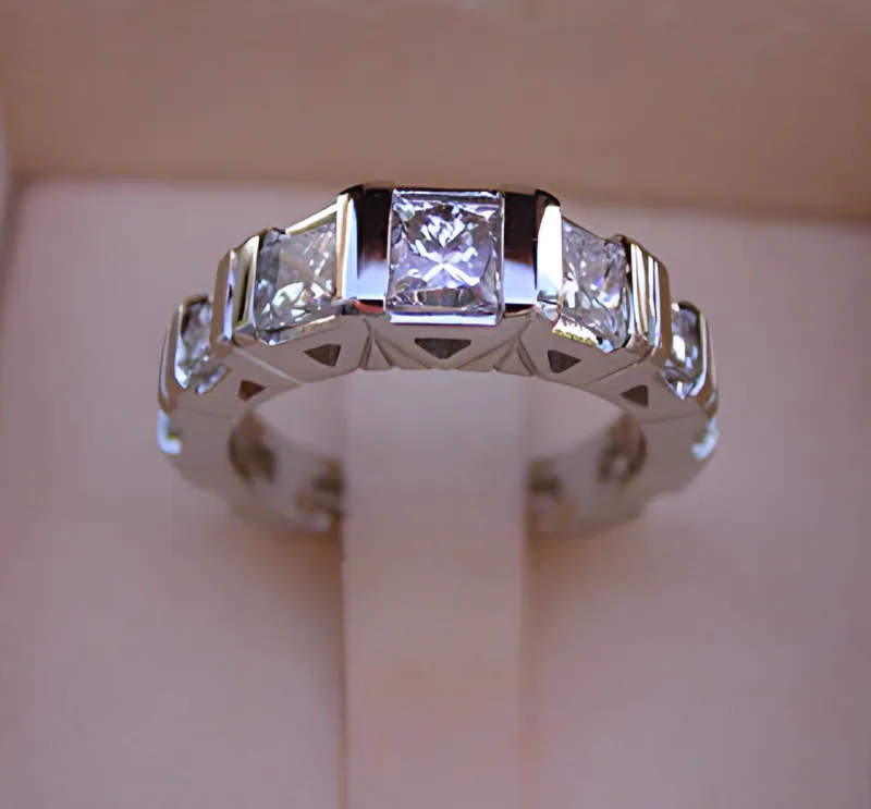 A Twenty-Fifth Anniversary Ring in IF-D Diamonds